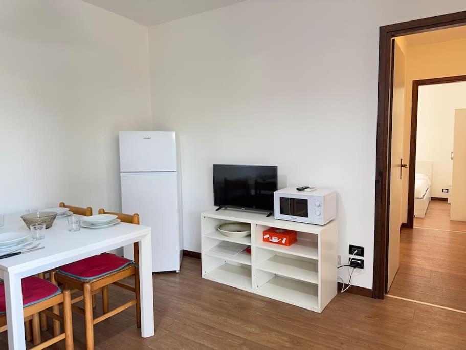 5' From Punta Gro Beach With Free Swimming Pool Sirmione Bagian luar foto