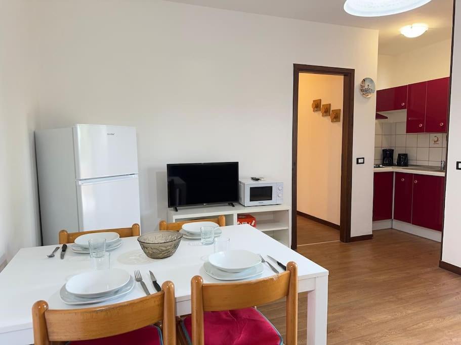 5' From Punta Gro Beach With Free Swimming Pool Sirmione Bagian luar foto